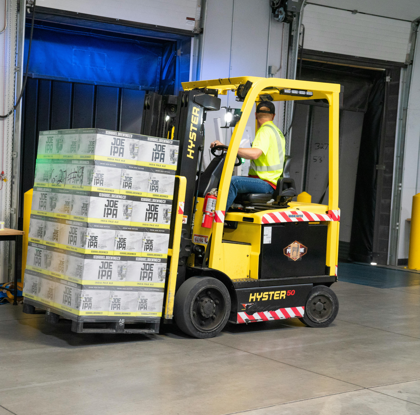b2b-freight-solutions-forklift-unloading b2b-freight-solutions-forklift-unloading